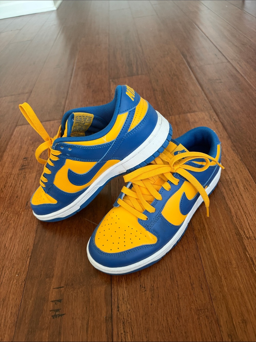 Nike Low-Top Sneakers in Blue & Yellow